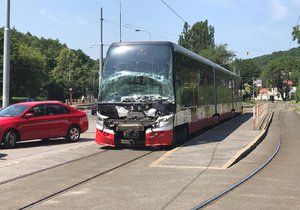 V Plzeňské ulici se srazily dvě tramvaje.