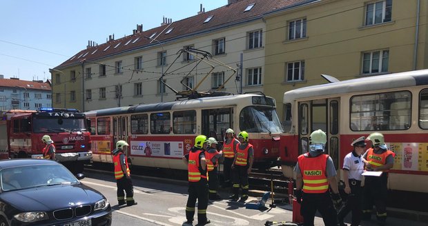 V Plzeňské ulici se srazily dvě tramvaje.
