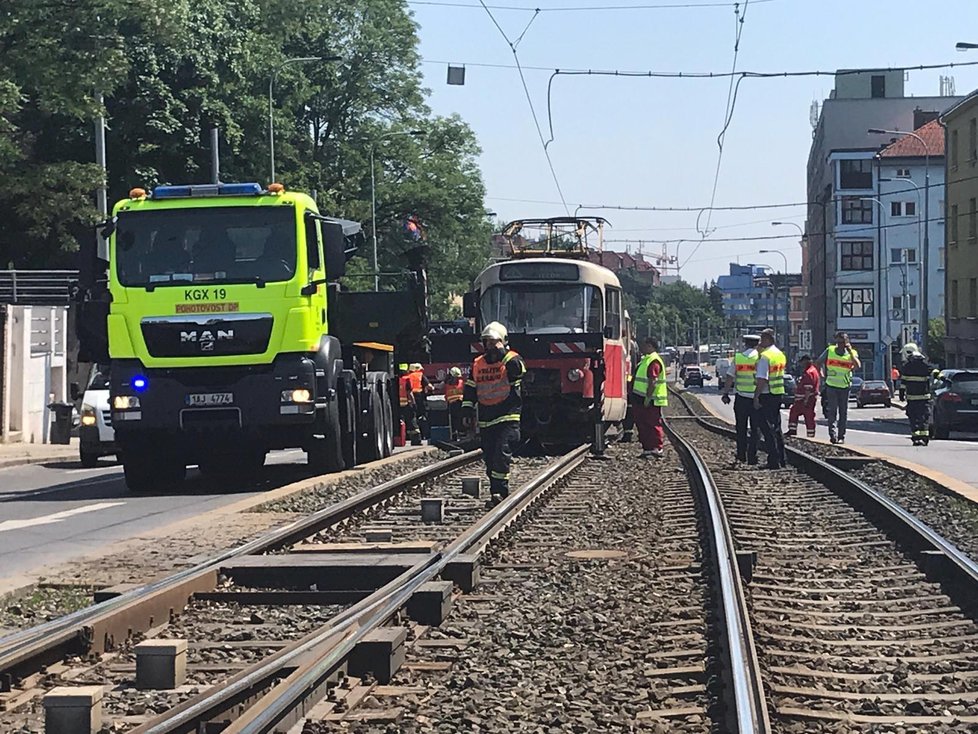 V Plzeňské ulici se srazily dvě tramvaje.