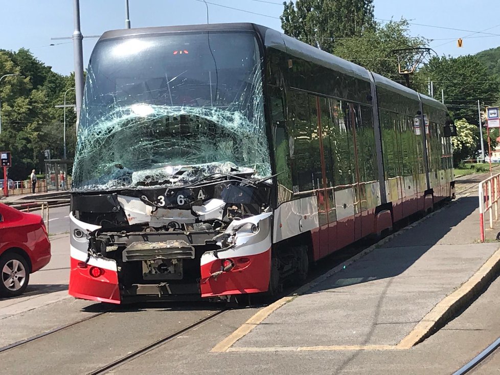 V Plzeňské ulici se srazily dvě tramvaje.