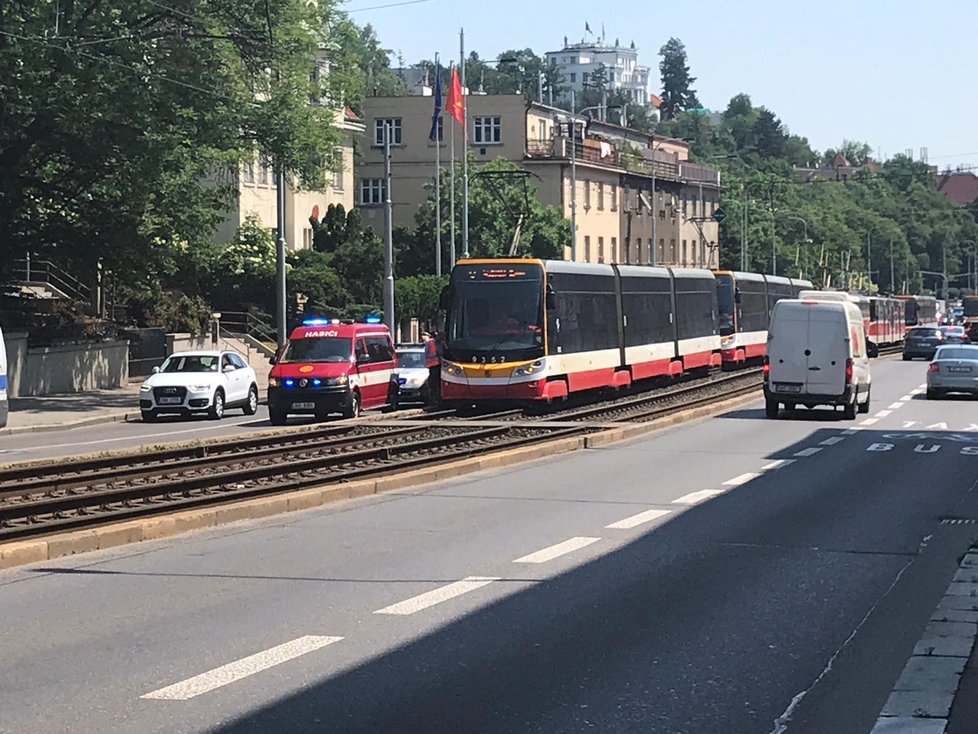 V Plzeňské ulici se srazily dvě tramvaje.