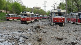 Poničené tramvaje v Mariupolu.