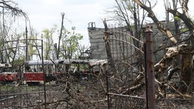 Poničené tramvaje v Mariupolu.