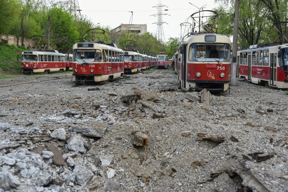 Poničené tramvaje v Mariupolu