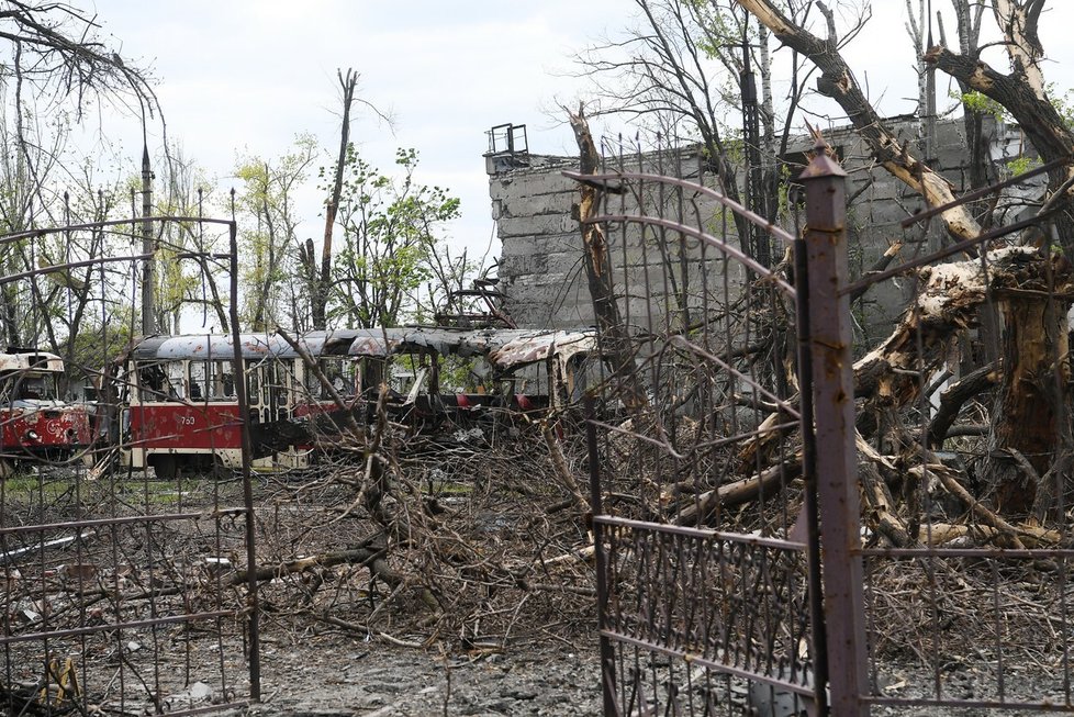 Poničené tramvaje v Mariupolu