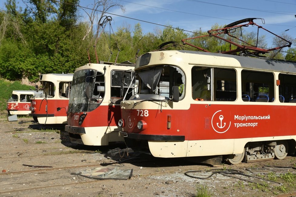 Poničené tramvaje v Mariupolu.