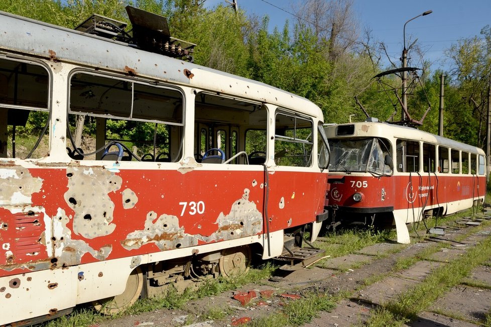 Poničené tramvaje v Mariupolu.