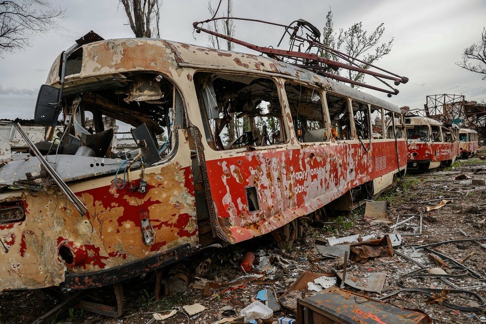 Poničené tramvaje v Mariupolu.