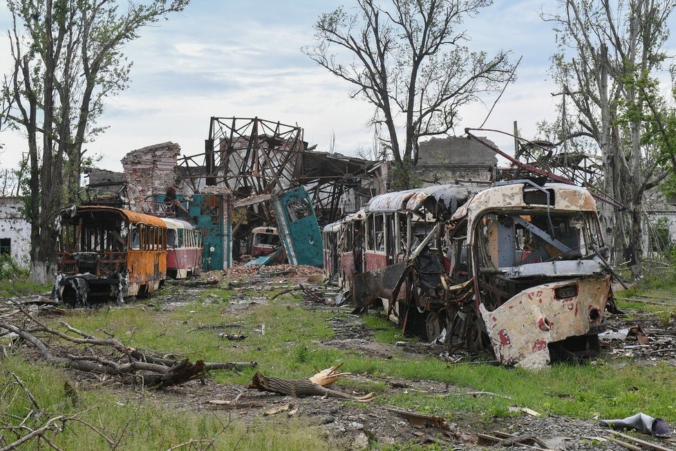 Poničené tramvaje v Mariupolu