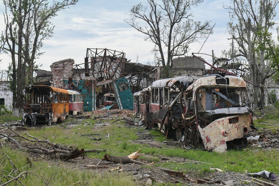 Poničené tramvaje v Mariupolu.