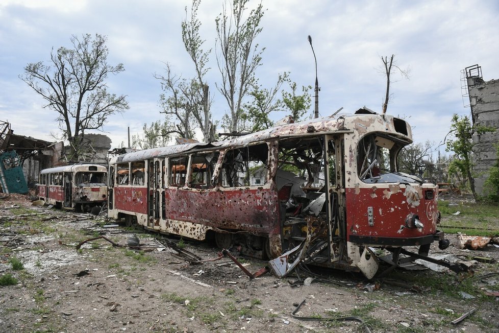 Poničené tramvaje v Mariupolu.