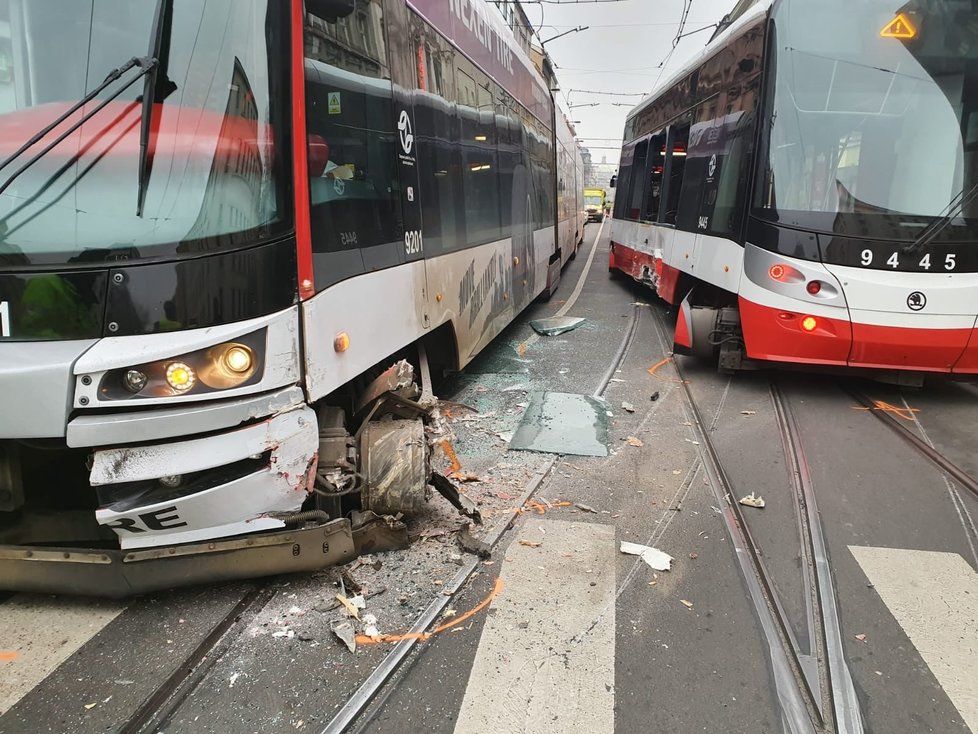 U I. P. Pavlova se srazily dvě tramvaje.