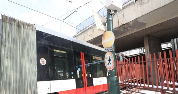 Dvě tramvaje se srazily u hlavního nádraží (11. února 2021).