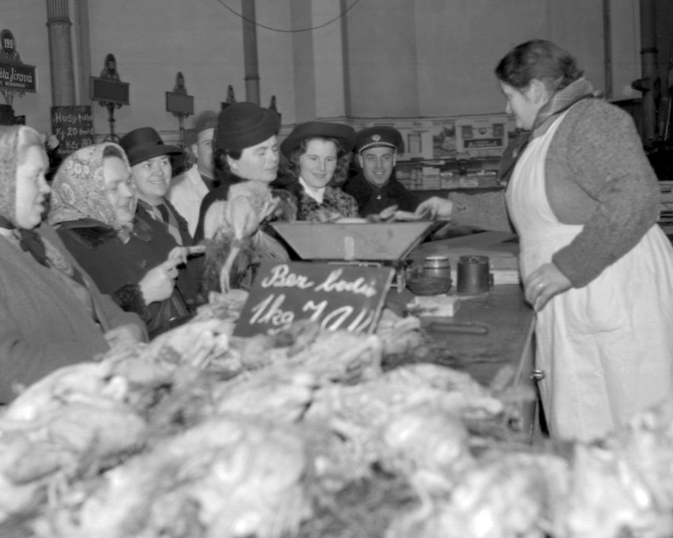 Tržnice si získala oblibu, tvořily se fronty. Snímek pochází z roku 1946.
