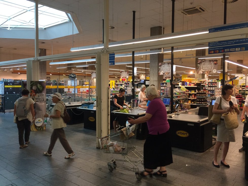 Největší prostor zabírá v hale supermarket.