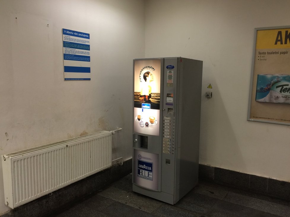 V rohu se krčí automat na kávu.