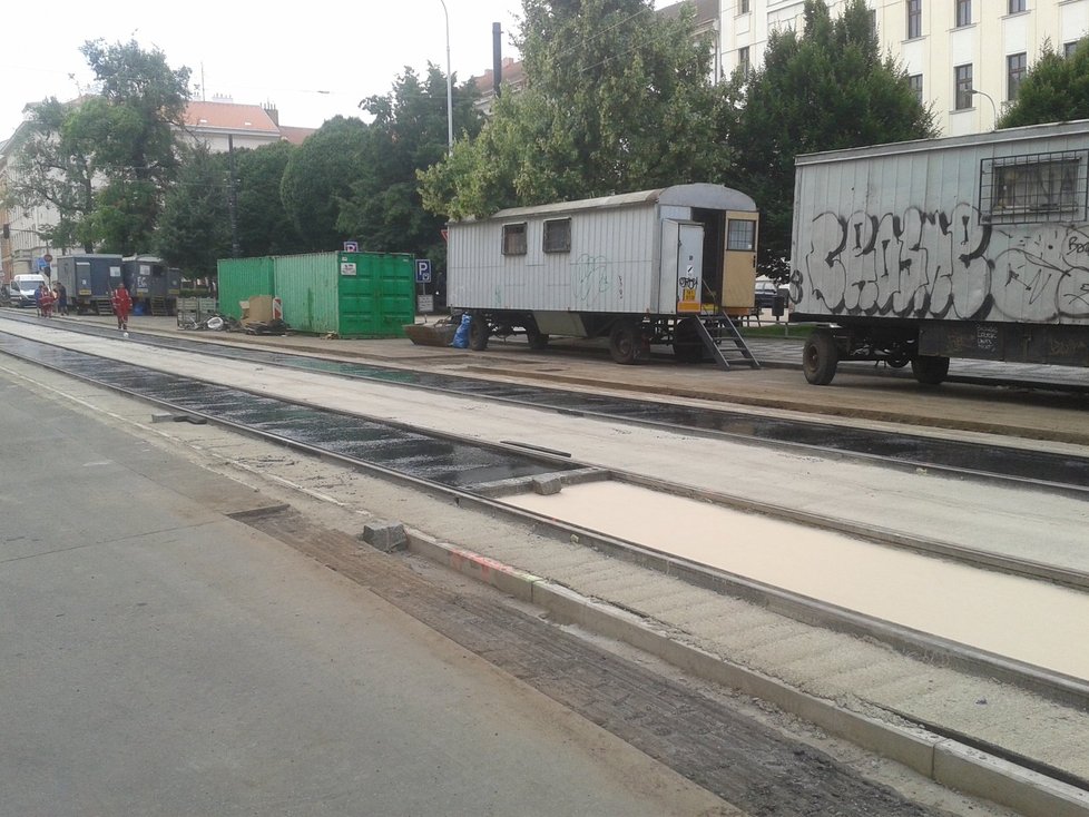 Dělníkům zbývá pokrýt asfaltem ještě velkou část vozovky. Na trzích tedy lidé netrpěli naposledy.