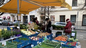 „Je to bída.“ V Praze otevřelo několik farmářských tržišť, zákazníky odradilo počasí