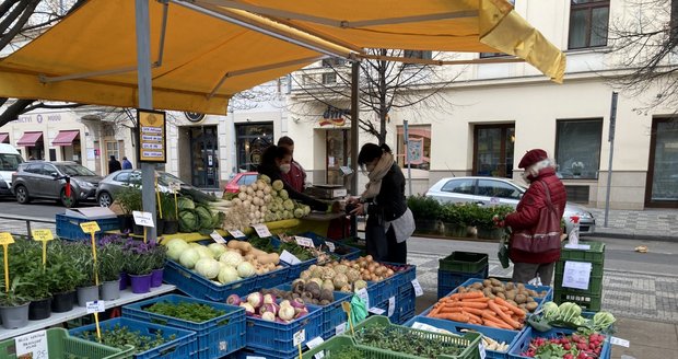„Je to bída.“ V Praze otevřelo několik farmářských tržišť, zákazníky odradilo počasí