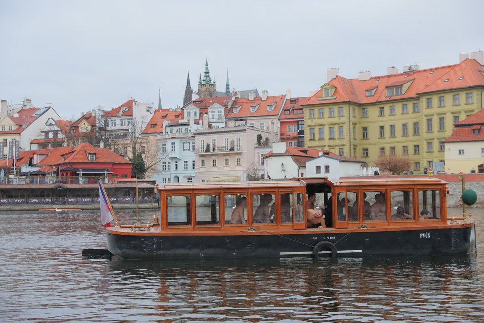 Otužilci jako už tradičně 6. ledna naskákali do Vltavy, užili si tříkrálové plavání.