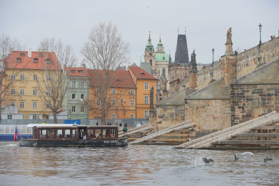 Otužilci jako už tradičně 6. ledna 2020 naskákali do Vltavy, užili si tříkrálové plavání.