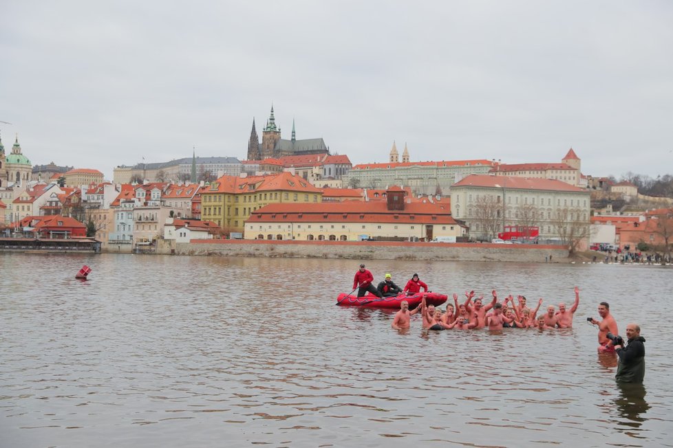Otužilci jako už tradičně 6. ledna naskákali do Vltavy, užili si tříkrálové plavání.