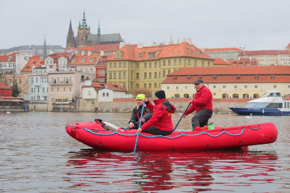 Otužilci jako už tradičně 6. ledna 2020 naskákali do Vltavy, užili si tříkrálové plavání.