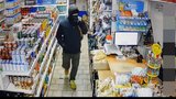 Tříkrálové přepadení: Lupič se zbraní hrozil prodavačce na Žižkově! Má nápadné boty, hledá ho policie