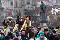Tříkrálový průvod v Praze: Průvod s velbloudy na Karlově mostě sledovaly stovky lidí!