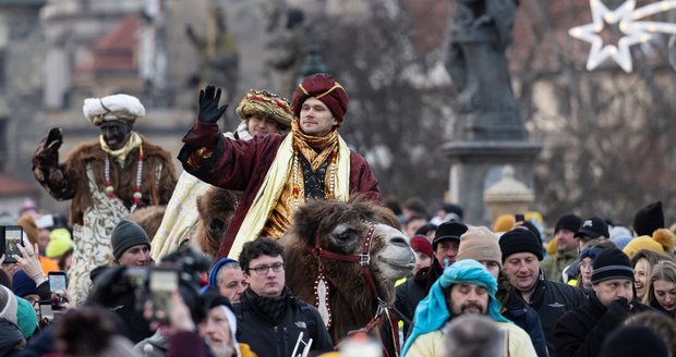 Tříkrálový průvod v Praze: Průvod s velbloudy na Karlově mostě sledovaly stovky lidí!