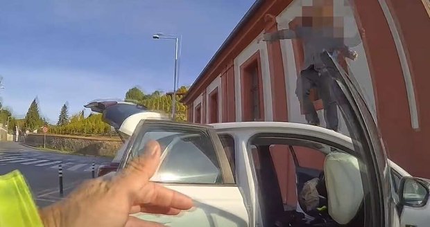 Muž po havárii v pražské Troji vylezl na střechu havarovaného auta.