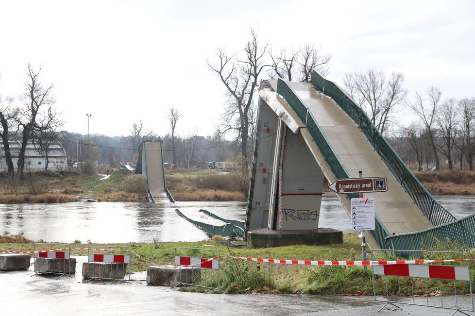 Poranění po pádu trojské lávky se po více než roce dočkali odškodnění.