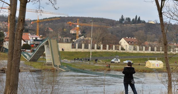 Poranění po pádu trojské lávky se po více než roce dočkali odškodnění.