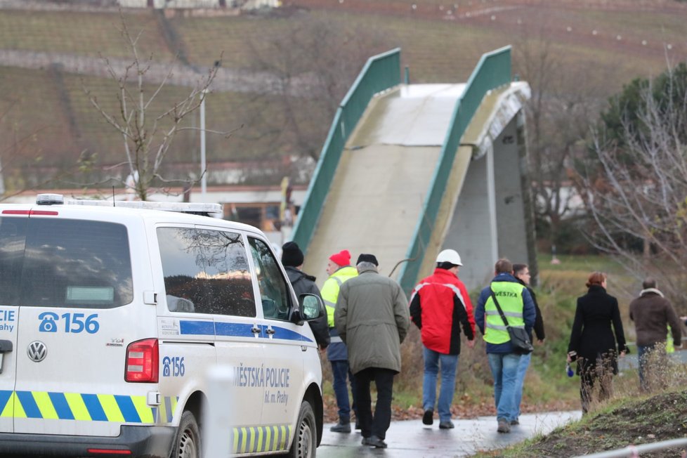 Z pádu Trojské lávky policie obvinila dva lidi.