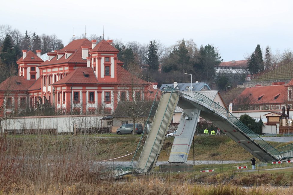 Trojská lávka se zřítila 2. prosince 2017.