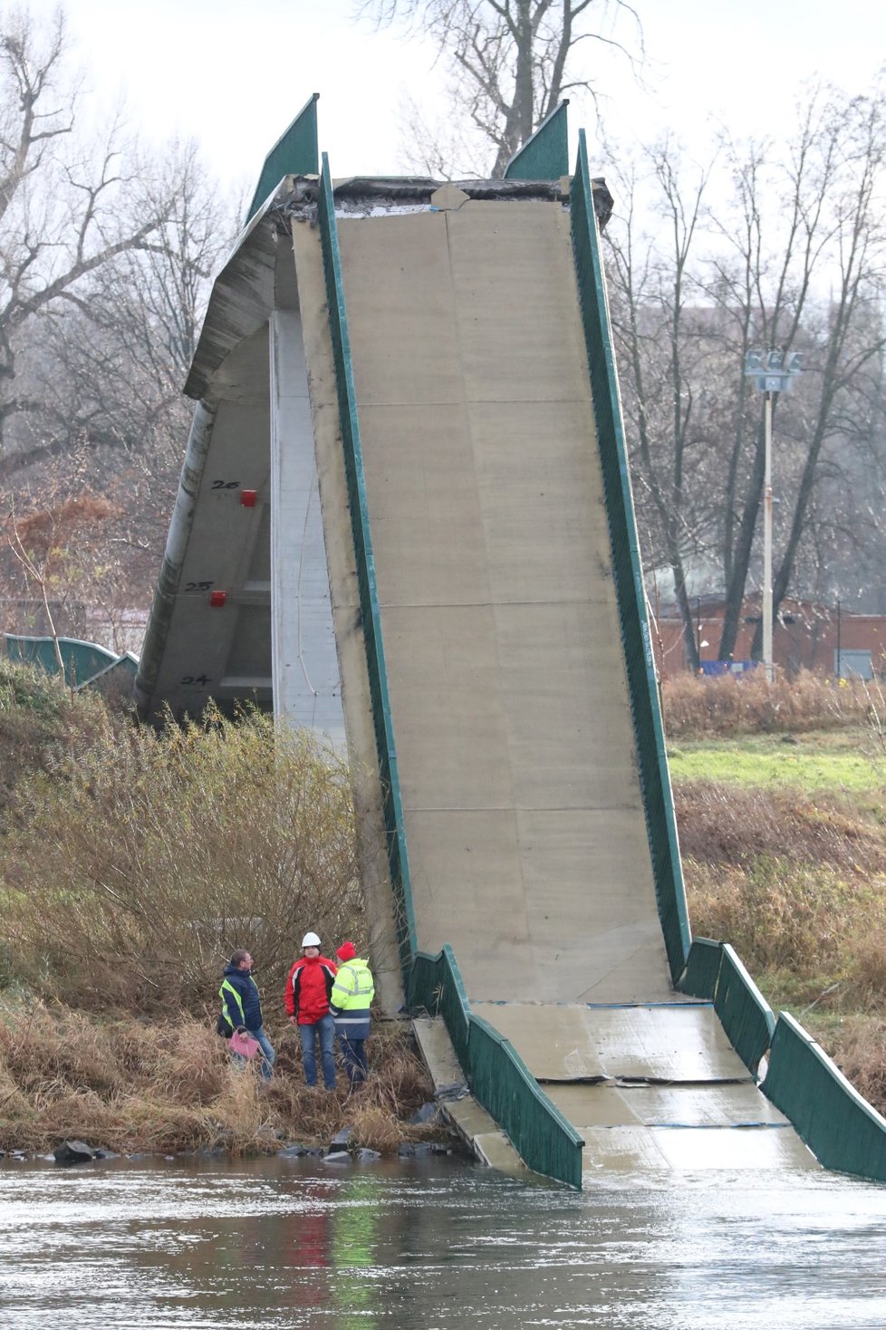 V sobotu 2. prosince 2017 se nečekaně zřítila Trojská lávka. Zranění byli 4 lidé.