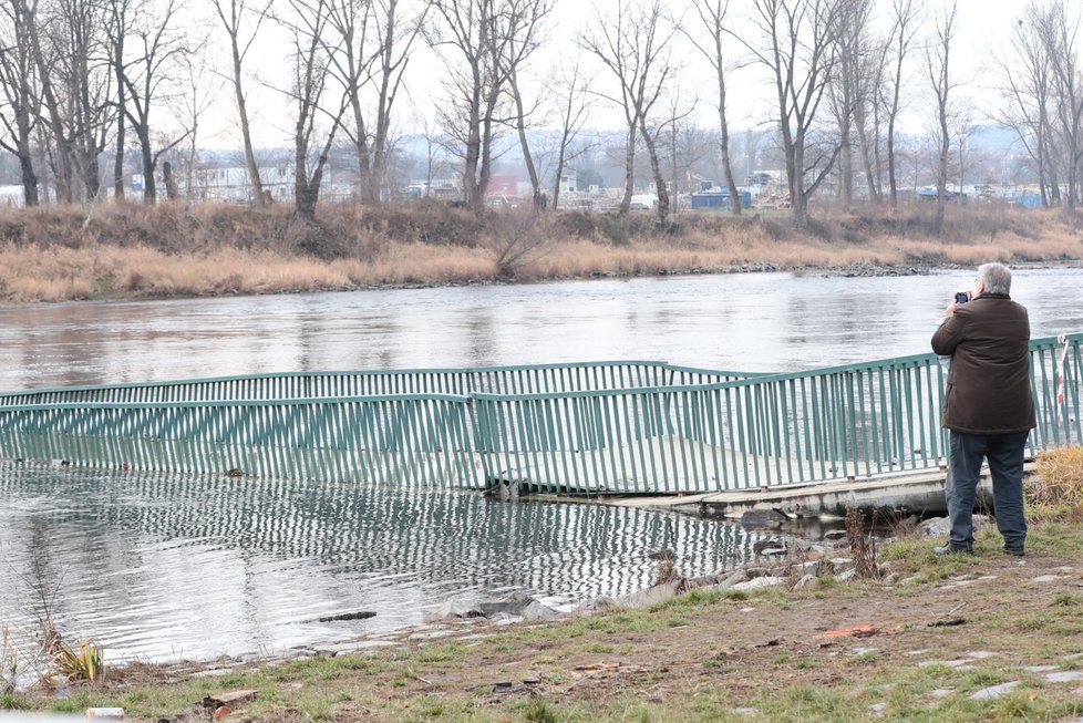 V sobotu 2. prosince 2017 se nečekaně zřítila Trojská lávka. Zranění byli 4 lidé.