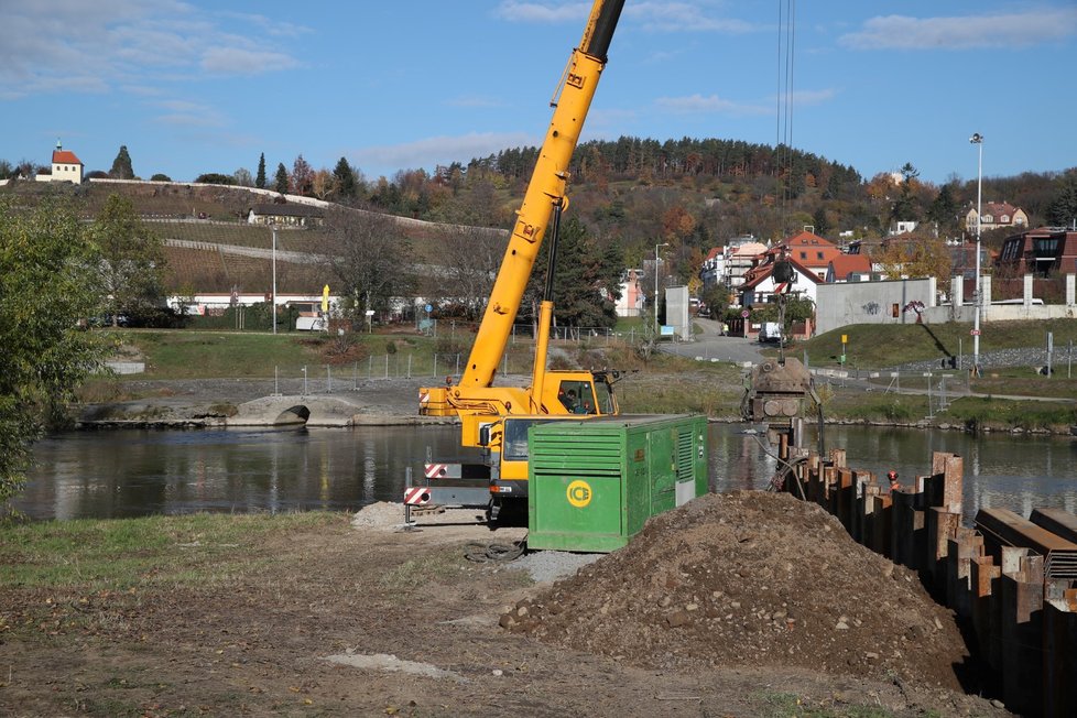 Byla zahájená stavba nové trojské lávky. Dokončená by měla být ideálně do října 2020.