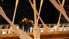 Drama na Trojském mostě: Žena chtěla skočit! Vyjednavači ji 2,5 hodiny přemlouvali, ať to nedělá