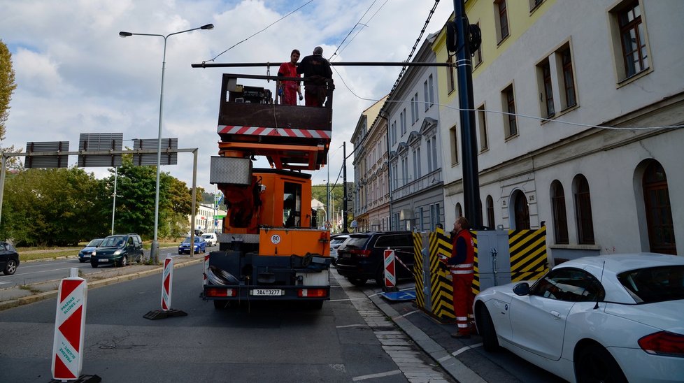 Stavba vedení pro trolejbusy