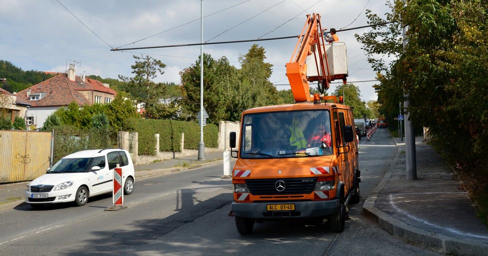 Stavba vedení pro trolejbusy.