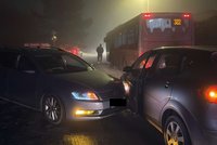 Šílená nehoda v Tuchoměřicích: Řidič kradeného auta naboural auto i autobus, z místa utekl!