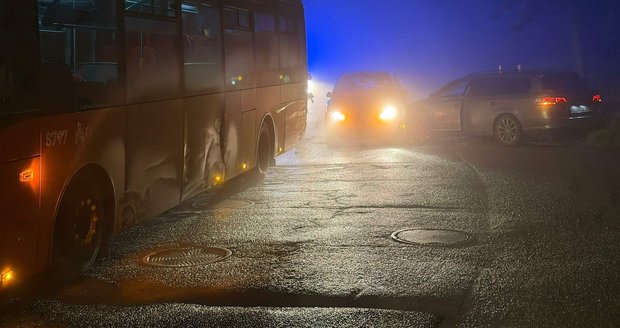 Kecelakaan yang melibatkan dua mobil dan sebuah bus di Tuchoměřice, 21 Desember 2025 Kecelakaan yang melibatkan dua mobil dan sebuah bus di Tuchoměřice, 21 Desember 2025