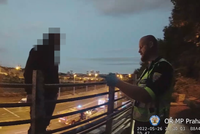 VIDEO: Stál za zábradlím u tunelu Mrázovka a chtěl skočit! Strážníci a hasiči zachraňovali sebevraha