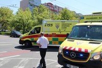 Dvě nehody autobusu a auta v Praze: Celkem osm zraněných! V MHD popadali senioři