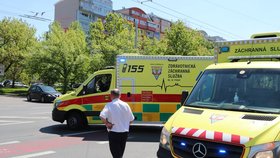 Dvě nehody autobusu a auta v Praze: Celkem osm zraněných! V MHD popadali senioři