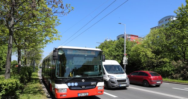 Nehoda autobusu a osobního auta v Tupolevově ulici. (9. května 2023)