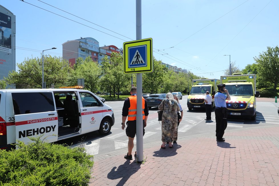 Nehoda autobusu a osobního auta v Tupolevově ulici. (9. května 2023)