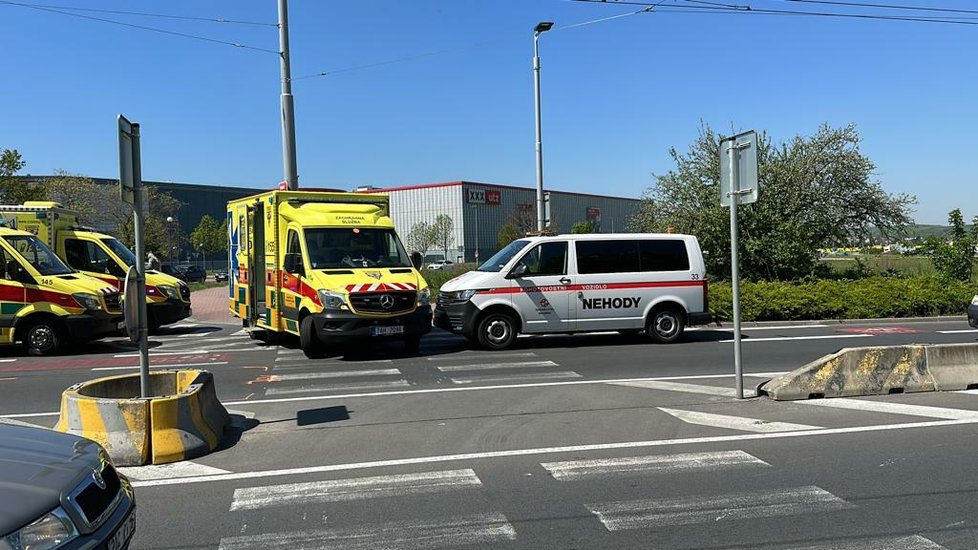 Nehoda autobusu a osobního auta v Tupolevově ulici. (9. května 2023)