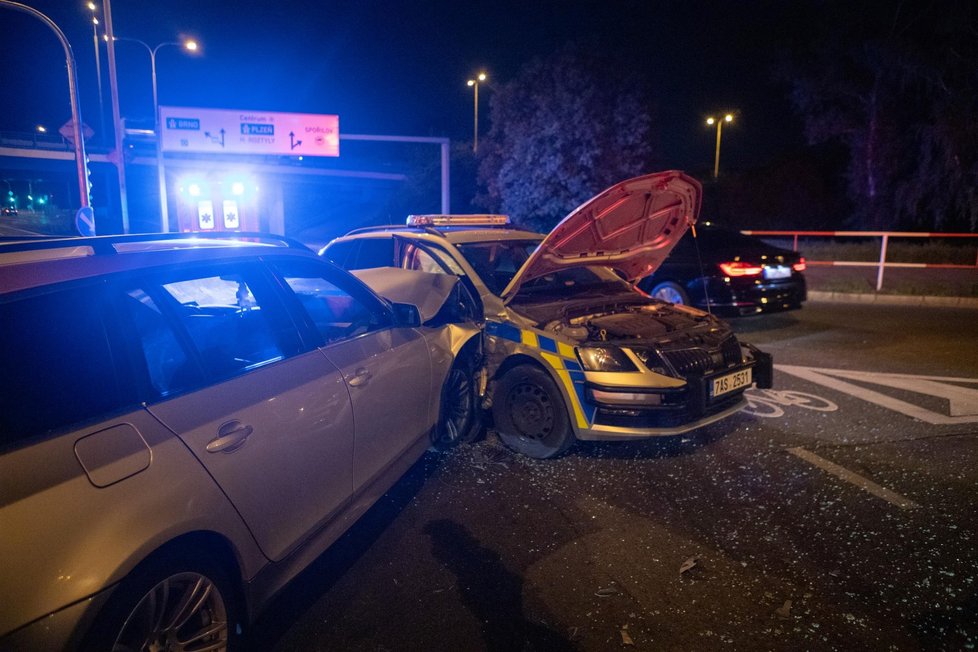 Nehoda policejního auta v Türkově ulici v Praze. (15. srpna 2022)